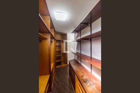 Casa de condomínio para alugar com 360m², 4 quartos e 3 vagasCloset da suíte 1
