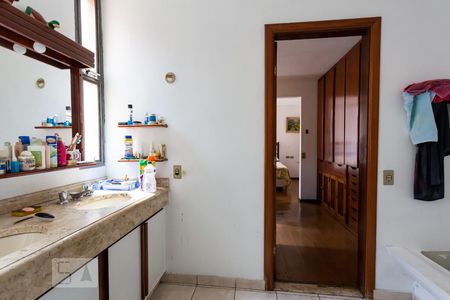 Casa à venda com 561m², 5 quartos e 5 vagasBanheiro da Suite