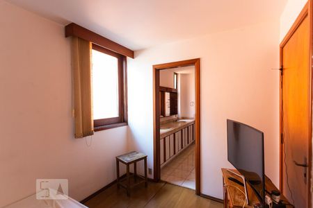 Casa à venda com 561m², 5 quartos e 5 vagasQuarto 2