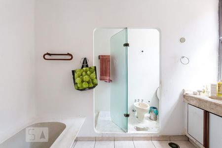 Casa à venda com 561m², 5 quartos e 5 vagasBanheiro da Suite