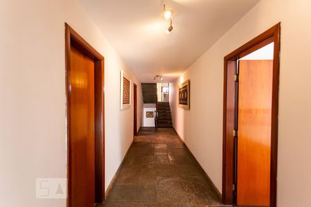 Casa à venda com 561m², 5 quartos e 5 vagasCorredor