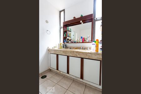 Casa à venda com 561m², 5 quartos e 5 vagasBanheiro da Suite