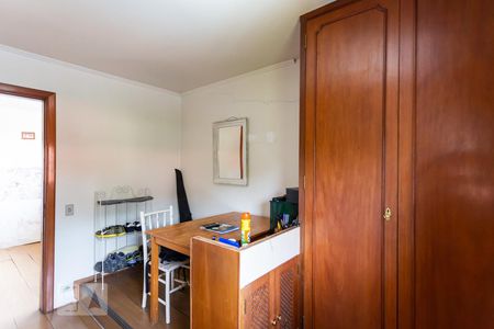 Casa à venda com 561m², 5 quartos e 5 vagasQuarto 4