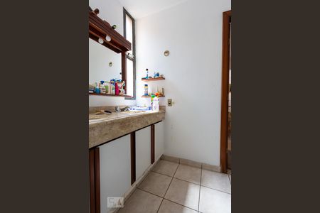 Casa à venda com 561m², 5 quartos e 5 vagasBanheiro da Suite