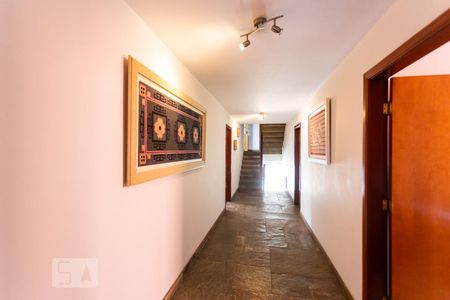 Casa à venda com 561m², 5 quartos e 5 vagasCorredor