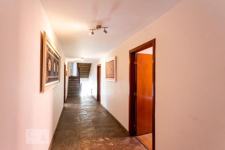 Casa à venda com 561m², 5 quartos e 5 vagasCorredor