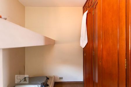 Casa à venda com 561m², 5 quartos e 5 vagasQuarto de Serviço