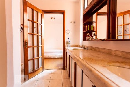 Casa à venda com 561m², 5 quartos e 5 vagasBanheiro