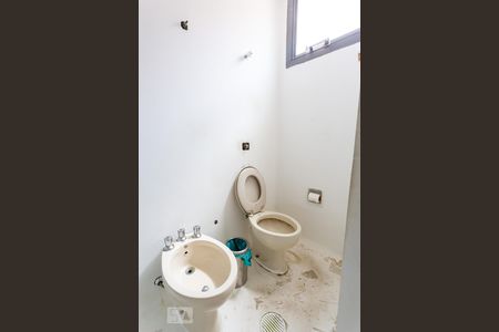 Casa à venda com 561m², 5 quartos e 5 vagasBanheiro da Suite