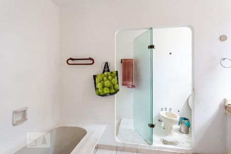 Casa à venda com 561m², 5 quartos e 5 vagasBanheiro da Suite