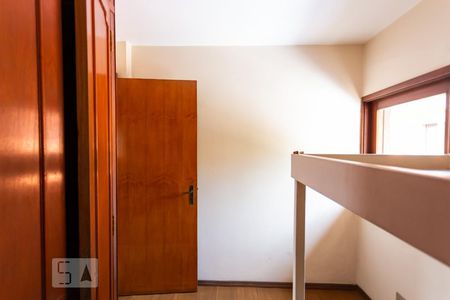 Casa à venda com 561m², 5 quartos e 5 vagasQuarto de Serviço