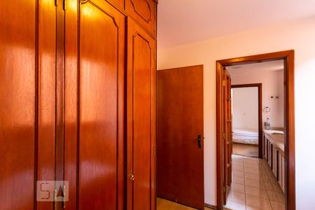 Casa à venda com 561m², 5 quartos e 5 vagasQuarto