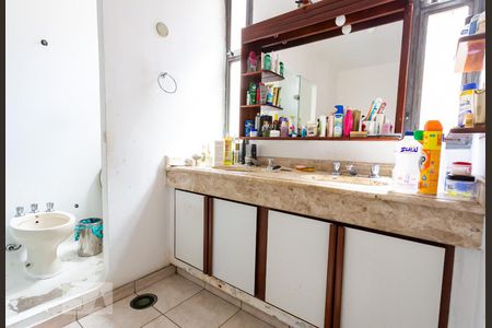 Casa à venda com 561m², 5 quartos e 5 vagasBanheiro da Suite