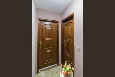 Apartamento à venda com 80m², 2 quartos e 2 vagasEntradas do imóvel (social e serviço)