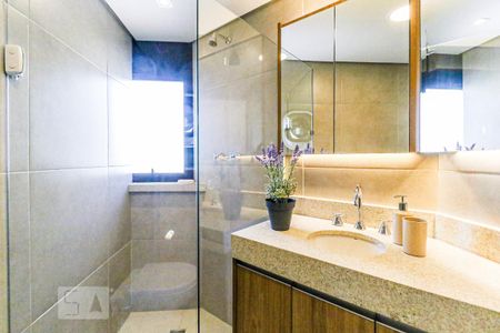 Banheiro de apartamento para alugar com 1 quarto, 49m² em Campo Belo, São Paulo