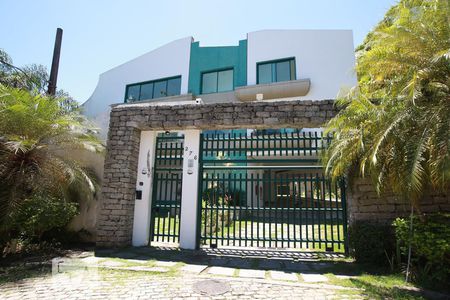Casa à venda com 250m², 4 quartos e 4 vagasFachada