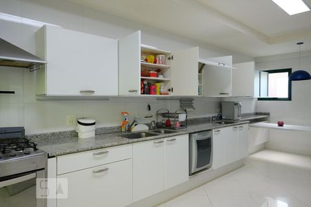 Casa à venda com 250m², 4 quartos e 4 vagasCozinha