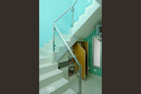 Casa à venda com 250m², 4 quartos e 4 vagasHall de acesso ao 2º andar