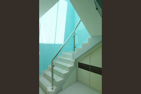 Casa à venda com 250m², 4 quartos e 4 vagasHall de acesso ao 2º andar