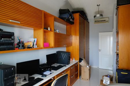 Casa à venda com 250m², 4 quartos e 4 vagasQuarto Suíte - Escritório