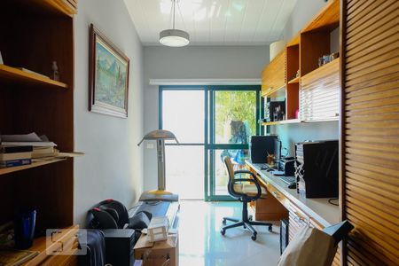 Casa à venda com 250m², 4 quartos e 4 vagasQuarto Suíte - Escritório