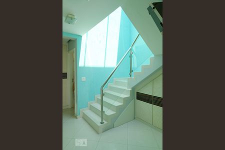 Casa à venda com 250m², 4 quartos e 4 vagasHall de acesso ao 2º andar