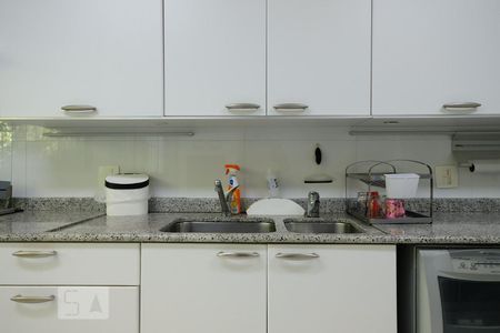 Casa à venda com 250m², 4 quartos e 4 vagasCozinha