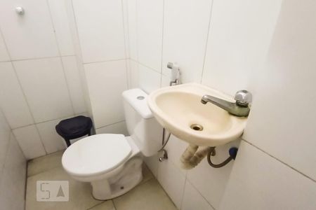 Banheiro Social de kitnet/studio para alugar com 1 quarto, 33m² em Centro, Rio de Janeiro