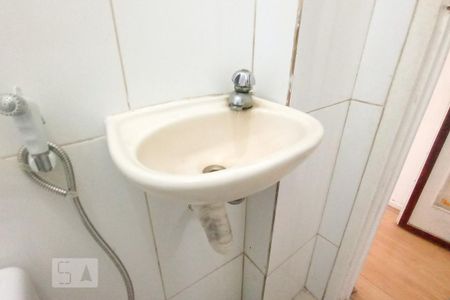 Banheiro Social de kitnet/studio para alugar com 1 quarto, 33m² em Centro, Rio de Janeiro