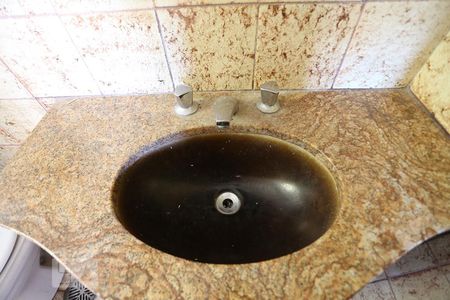 Casa à venda com 320m², 4 quartos e 3 vagasBanheiro da Suíte 2 - Torneira