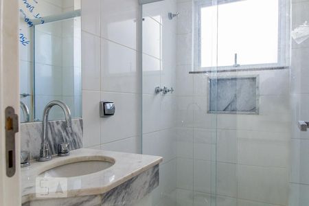 Banheiro de apartamento para alugar com 1 quarto, 42m² em Jardim Guanabara, Rio de Janeiro