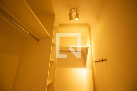 Apartamento à venda com 83m², 2 quartos e 2 vagas Apartamento à venda com 83m², 2 quartos e 2 vagasCloset da suíte