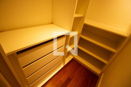 Apartamento à venda com 83m², 2 quartos e 2 vagas Apartamento à venda com 83m², 2 quartos e 2 vagasCloset da suíte