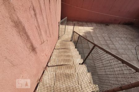 Casa à venda com 240m², 2 quartos e 2 vagasEscada