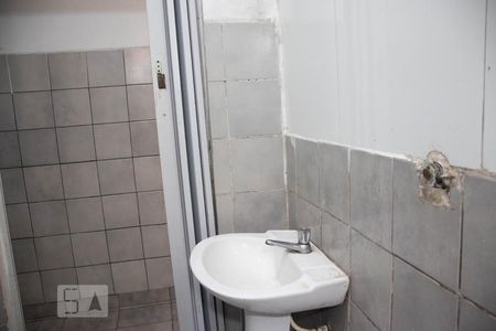 Banheiro de casa para alugar com 1 quarto, 27m² em Vila Fachini, São Paulo