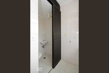 Apartamento à venda com 70m², 2 quartos e 2 vagas Apartamento à venda com 70m², 2 quartos e 2 vagasBanheiro serviço