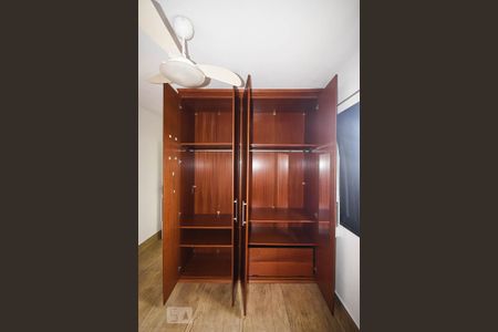 Apartamento para alugar com 67m², 2 quartos e 1 vaga Apartamento para alugar com 67m², 2 quartos e 1 vagaArmário da suíte