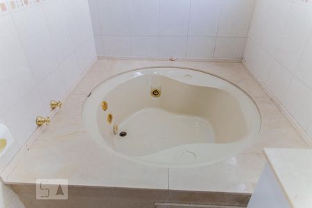 Apartamento à venda com 194m², 4 quartos e 3 vagasBanheira