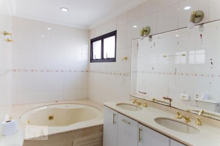 Apartamento à venda com 194m², 4 quartos e 3 vagasBanheiro da Suíte 2