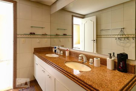 Apartamento à venda com 490m², 4 quartos e 4 vagasBanheiro da Suíte 3