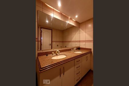 Apartamento à venda com 490m², 4 quartos e 4 vagasBanheiro da Suíte 1