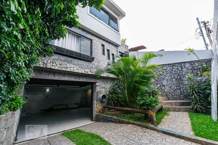 Casa à venda com 220m², 3 quartos e 4 vagasEntrada