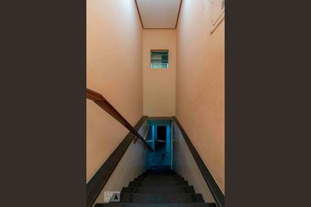 Casa para alugar com 900m², 5 quartos e 6 vagasEscada Acesso de Entrada