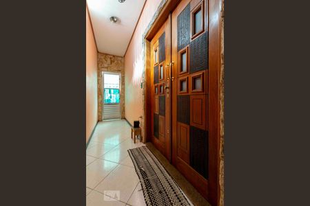 Casa para alugar com 900m², 5 quartos e 6 vagasCorredor e Acesso Casa Fundos