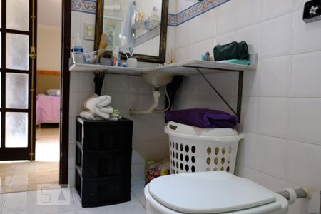 Casa à venda com 382m², 5 quartos e 1 vagaBanheiro da suíte 4