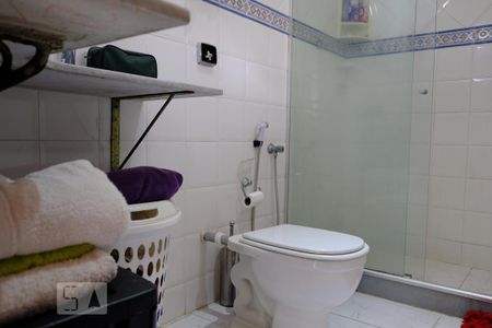 Casa à venda com 382m², 5 quartos e 1 vagaBanheiro da suíte 4