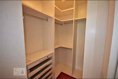 Apartamento para alugar com 70m², 2 quartos e 1 vagaCloset do quarto
