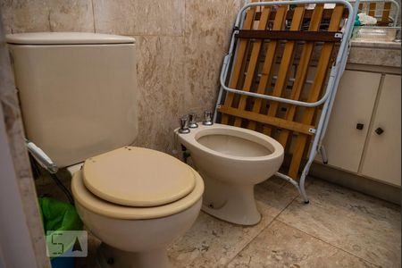 Apartamento à venda com 371m², 3 quartos e 4 vagasBanheiro da Suíte 2