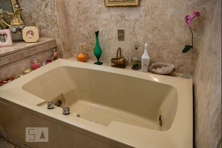 Apartamento à venda com 371m², 3 quartos e 4 vagasBanheiro da Suíte 1