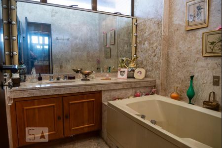 Apartamento à venda com 371m², 3 quartos e 4 vagasBanheiro da Suíte 1